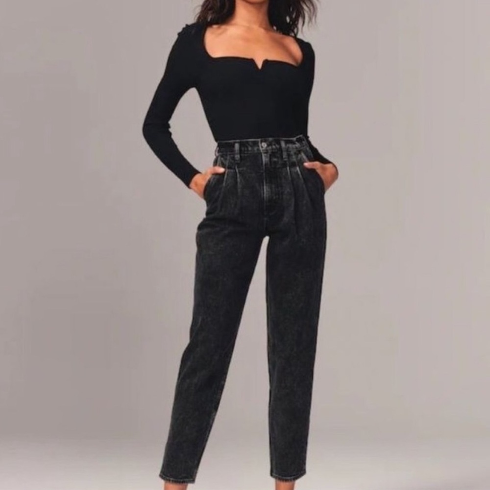 A&F 80's Mom Jean High Rise in Washed Black